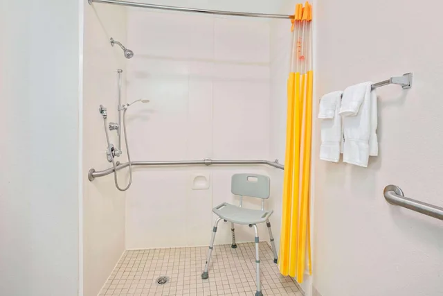 Room, Double Bed, Bathtub, Accessible, La Quinta Inn & Suites by Wyndham DFW Airport South / Irving 8/8