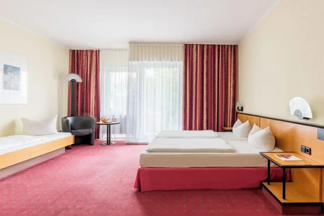 غرفة قياسية ثلاثية بشرفة، Azimut Hotel Dresden 1/4