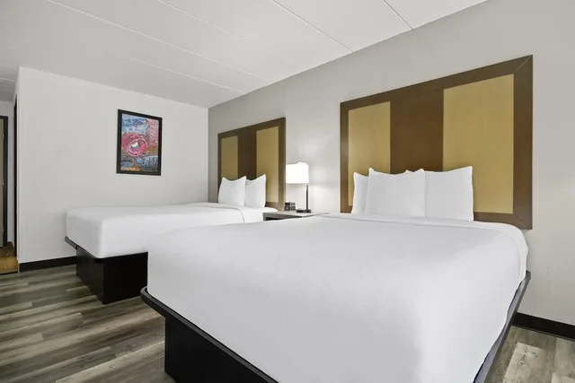 غرفة بسرير كينج لذوي الإعاقة، La Quinta Inn & Suites by Wyndham Sturbridge 1/7