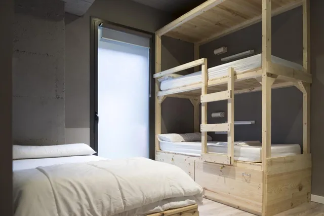 غرفة ثلاثية بحمام خاص لذوي الإعاقة، Ant Hostel Barcelona 1/2