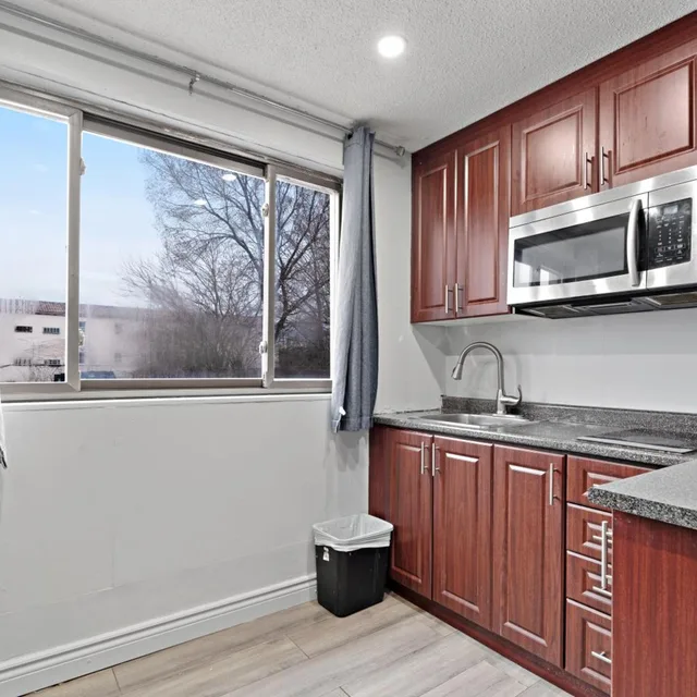 استوديو بسرير كوين، Niagara Lodge Suites 4/9