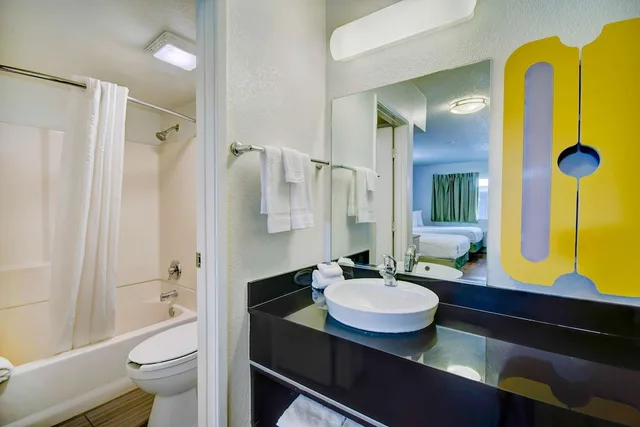 غرفة ديلوكس بسريرين مزدوجين بمطبخ صغير للمدخنين، Studio6 Tucson, AZ - Irvington Road 4/7