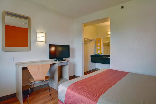 1 Queen Bed - Deluxe, Micfridge، Motel6 Wethersfield, CT - Hartford 7/10