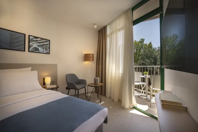 غرفة أساسية بإطلالة على البحر بشرفة مفردة بسرير فردي، Maistra Select Funtana All Inclusive Resort 2/3
