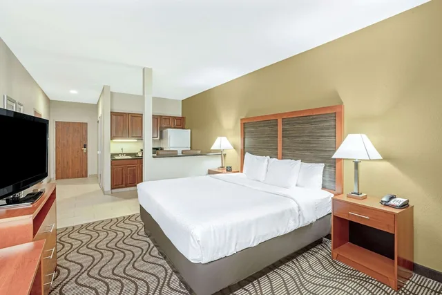 غرفة ديلوكس بسرير كينج، La Quinta Inn & Suites by Wyndham Midwest City - Tinker AFB 1/5