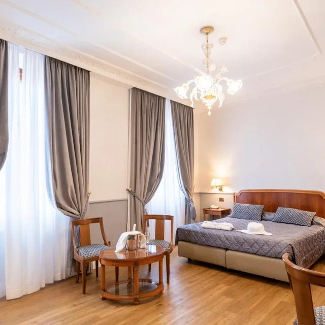 غرفة ديلوكس ثلاثية بسرير كينج، Strozzi Palace Hotel 3/6