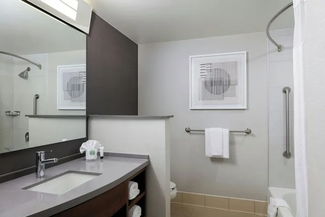 غرفة بسرير كوين، Courtyard by Marriott Wichita Old Town 2/3