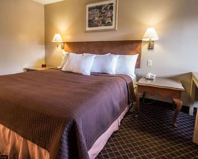 غرفة بسرير كينج، Rodeway Inn Apopka 2/5