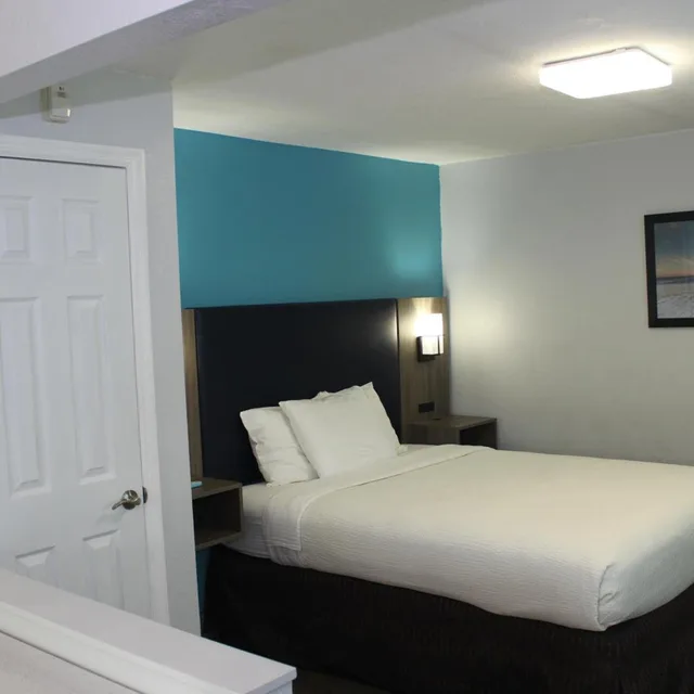 Split, Suite, Queen Bed, Partial Split View, City View، La Quinta Inn & Suites by Wyndham Oceanfront Daytona Beach 5/10