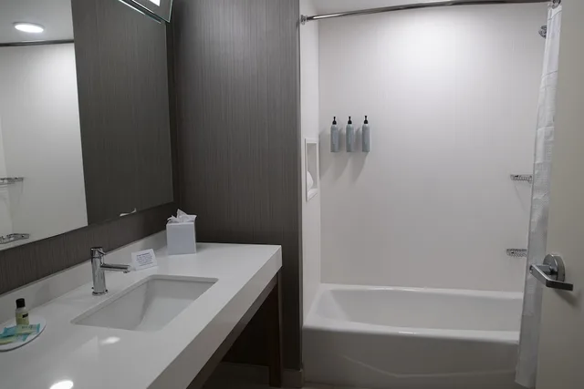 غرفة قياسية بسرير كينج، Courtyard By Marriott Nanaimo 4/6