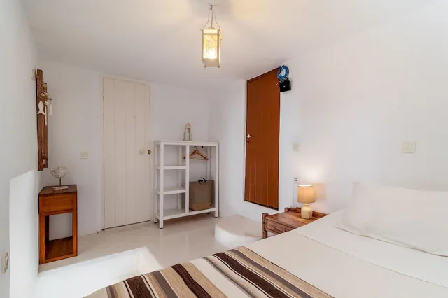 White, House, Double and Twin Beds, Atlantis Houses 1/2