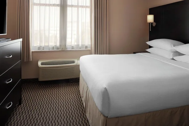 Suite, Queen Bed, Delta Hotels by Marriott Guelph Conference Centre 3/6