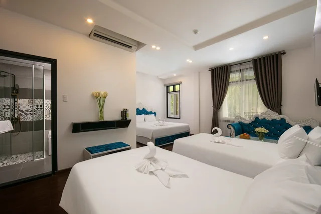 غرفة ديلوكس عائلية بسريرين منفصلين وسرير كينج بإطلالة على المسبح، Hoian Nostalgia Hotel & Spa 2/10