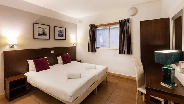 غرفة اقتصادية بسرير مزدوج أو سريرين منفصلين، Carlton Hotel Malta 2/5