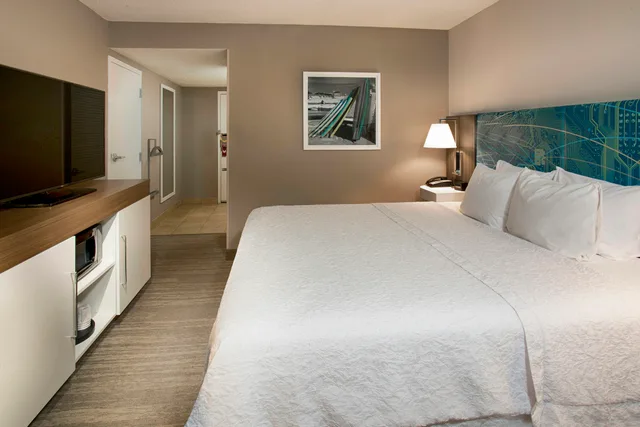 غرفة بسرير كينج لذوي الإعاقة، Hampton Inn Hilton Head 1/3