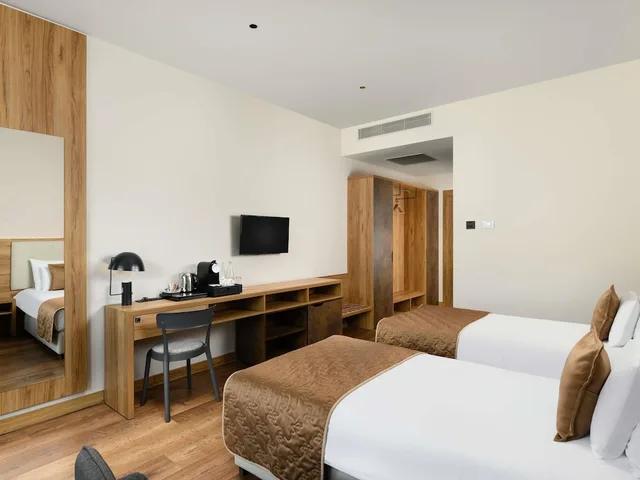 غرفة سوبيريور بسريرين منفصلين بإطلالة على المسبح بشرفة، Movenpick Resort and Spa Fruske Terme 3/3