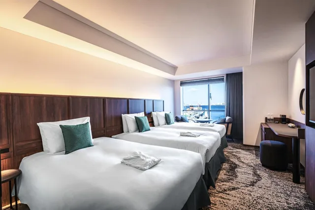 غرفة ديلوكس ثلاثية بسريرين منفصلين مع أريكة في طابق مرتفع، THE GATE HOTEL YOKOHAMA by HULIC 1/1