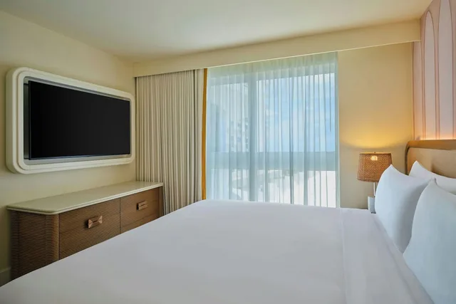 Junior Suite, King Bed, City View, Balcony, Corner, Royal Palm South Beach Miami, a Tribute Portfolio Resort 3/8