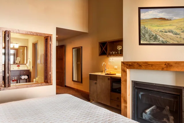 Suite, King Bed, River Front, Top Floor، The Lodge at Columbia Point 4/10