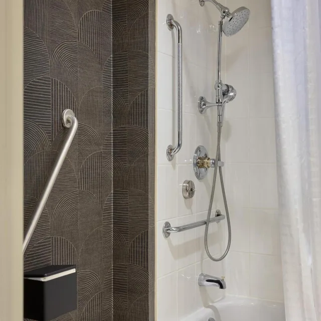 غرفة بسرير كينج بمطبخ صغير بحوض استحمام لذوي الإعاقة، DoubleTree by Hilton North Vancouver 2/2