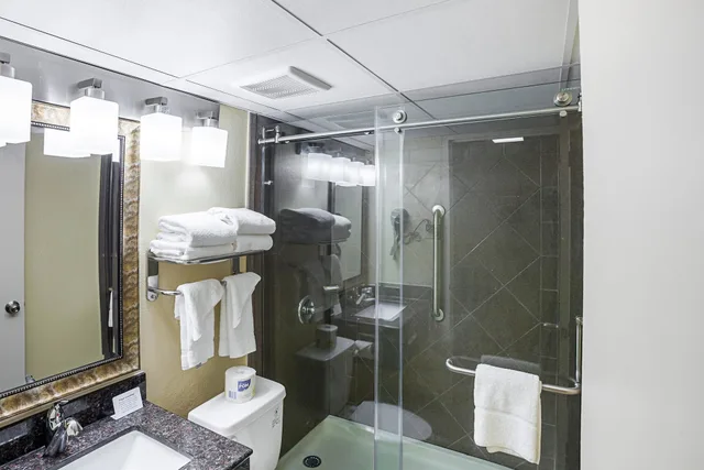 غرفة بسرير كينج، Quality Inn & Suites Cincinnati Downtown Area 6/7