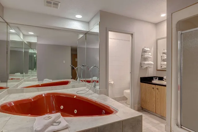 غرفة قياسية بسرير كينج بجاكوزي، Days Inn By Wyndham Niagara Falls Near The Falls 10/10