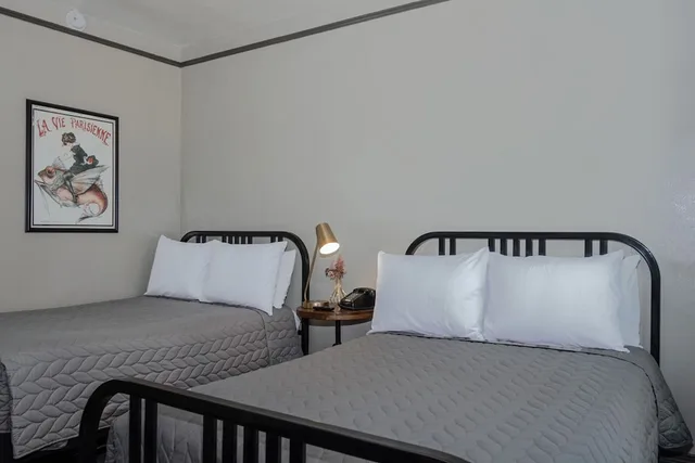 Private, 2 Double Beds, Private Bathroom، Gardner Hotel & Hostel 2/4