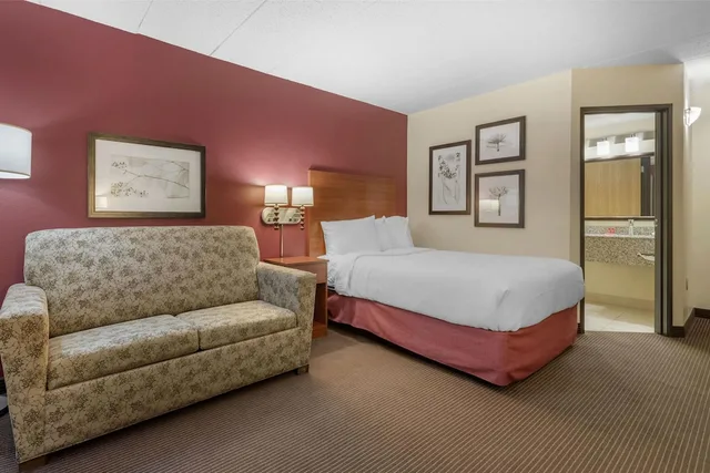 غرفة قياسية بسرير كوين مع أريكة، SureStay Plus Hotel by Best Western Litchfield 5/8