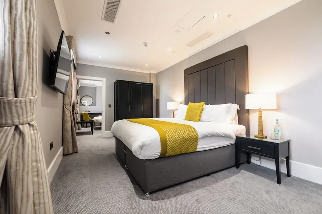 Castle, Resort, Executive, King Bed, Sofa، The Vale & Golf Club 2/10