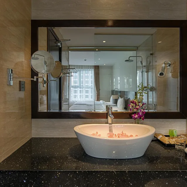 غرفة ديلوكس بسرير مزدوج بإطلالة على المدينة بشرفة، Sofia Suite Hotel Danang 7/8
