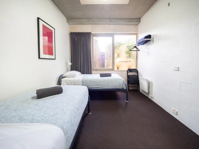 غرفة بسريرين منفصلين بحمام مشترك، YHA Apollo Bay Eco 2/2