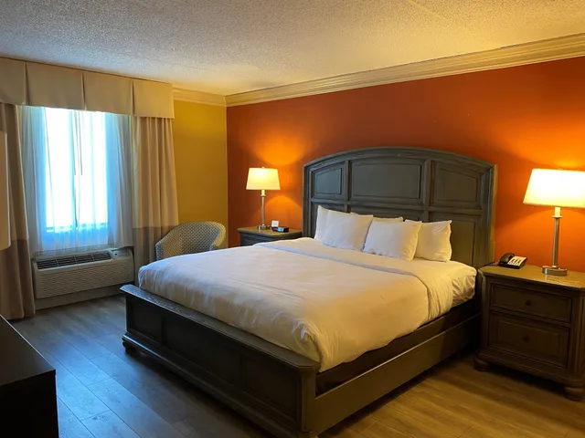 غرفة قياسية بسرير كينج، Clarion Hotel & Conference Center Toms River 5/10