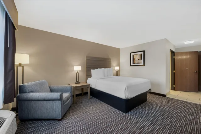 غرفة بسرير كينج بحوض استحمام لذوي الإعاقة، Best Western Port Columbus 5/9