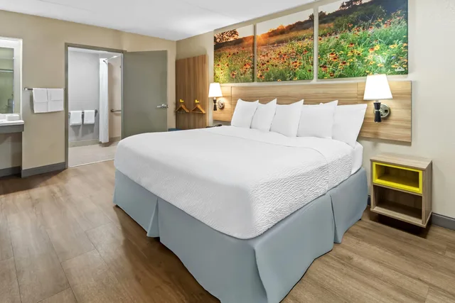 غرفة بسرير مزدوج لذوي الإعاقة، Days Inn & Suites by Wyndham DeSoto 1/5