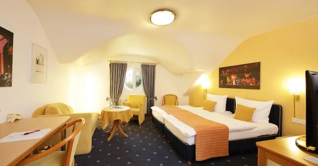 غرفة بسريرين منفصلين وسرير كوين، Park Hotel Post Freiburg 1/3