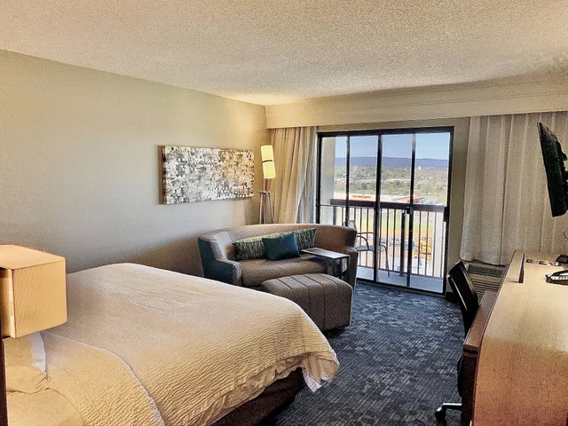 غرفة بسرير كينج، Courtyard By Marriott Harrisonburg 3/5