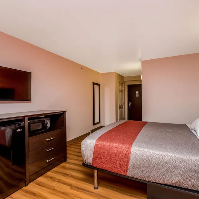 غرفة بسرير كينج، Motel6 Peoria, IL 3/10