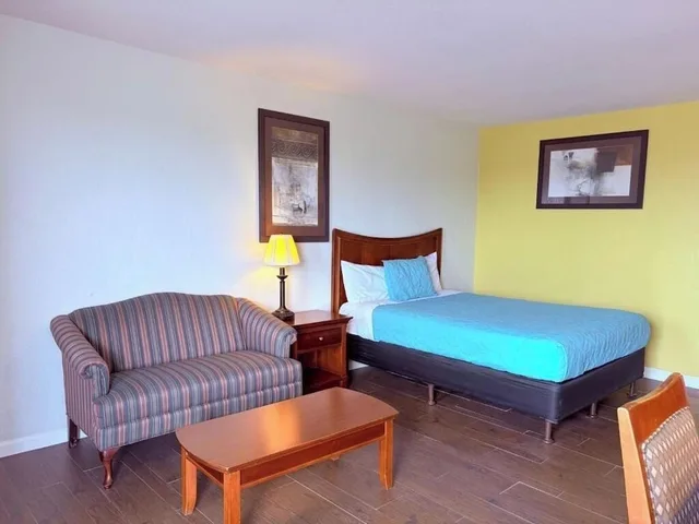 غرفة بسرير كوين لغير المدخنين، Champions Inn Del Rio Near Lake 4/10