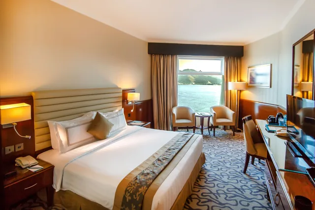 غرفة بريميوم بسرير كينج بإطلالة على البحر، Oceanic Khorfakkan Resort And Spa 2/2