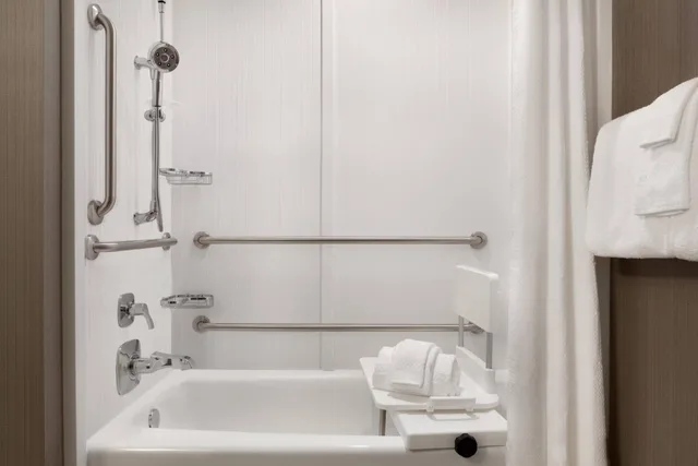 غرفة كبيرة بسريرين كوين مع أريكة، Courtyard By Marriott Boston Dedham/Westwood 2/3