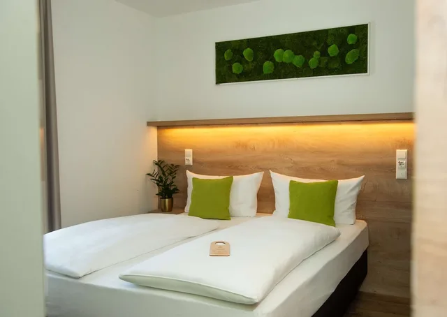 غرفة كلاسيكية بسرير كوين، GOLDEN LEAF PERLACH ALLEE HOF 2/5