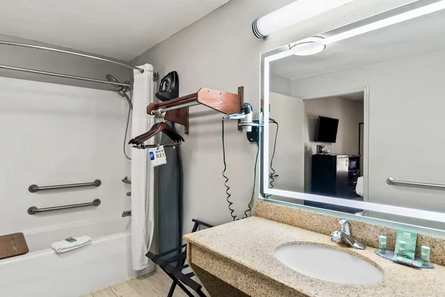 غرفة بسرير كينج لذوي الإعاقة، Best Western Inn Monroeville AL 4/4