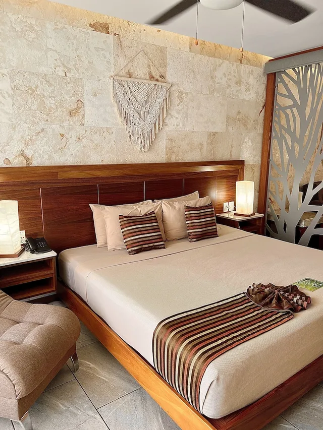 غرفة ديلوكس بسرير كينج بشرفة مع أريكة، Grand Fifty Suites 7/10