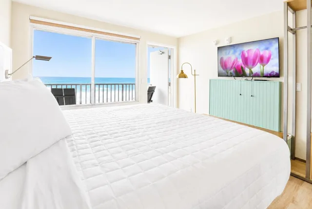 Standard, King Bed, Beach Tower By The Sea 1/8