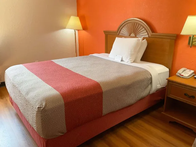 1 King Bed - Accessible, Non-Smoking, Micfridge، Motel6 Hannibal, MO 3/5