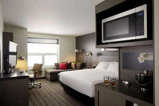 Room, King Bed, Sofa, Hyatt House Portland Airport 3/7