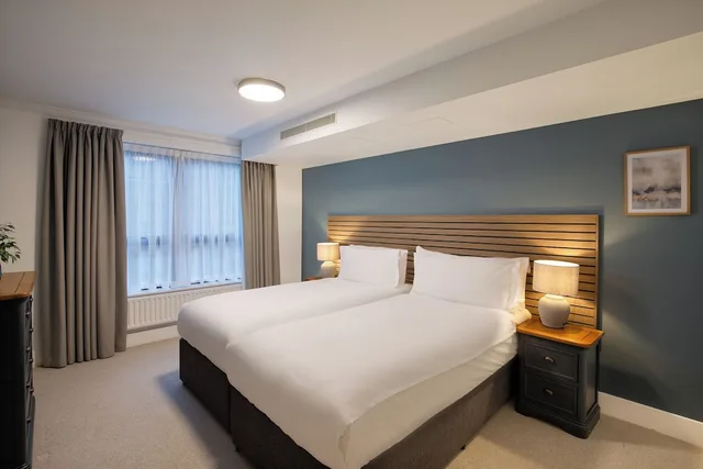 شقة ديلوكس بسرير كينج وسرير فردي بشرفة بغرفتي نوم، Monarch House - Serviced Apartments - Kensington 6/10