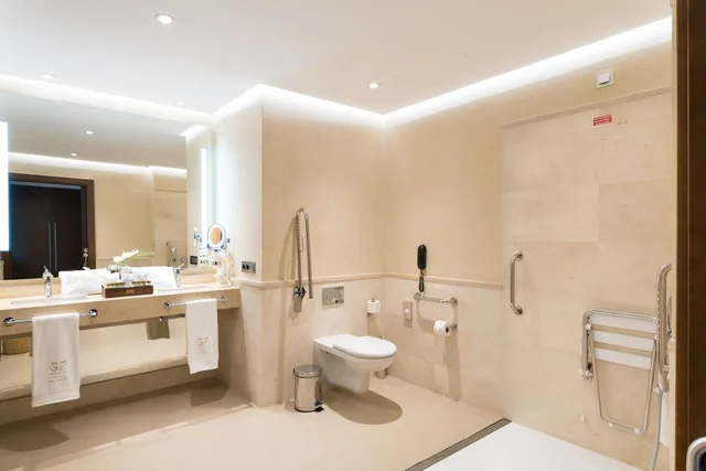 Senior, Suite, King Bed, Accessible، Gf Victoria 2/2