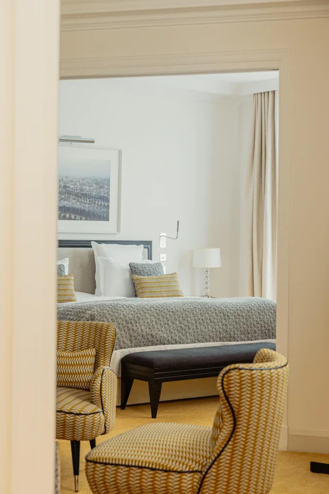 جناح بسرير كينج بشرفة مع أريكة، Le Burgundy Paris 2/3