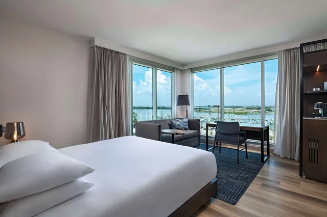 غرفة بسرير كينج مع أريكة، Hyatt Regency Baytown - Houston 1/3